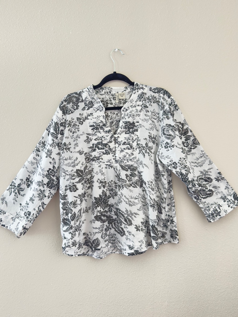 Black & White Floral Pintuck V-Neck Tunic 100% Cotton Size PXL